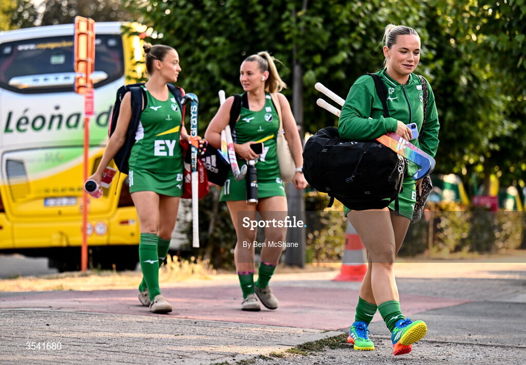 16 August 2026; Caoimhe Perdue of Ireland, right, arrives before the FIH Women's Hockey World Cup 2026 Pool C match between Ireland and Spain at the Belfius Hockey Arena in Wavre, Belgium. Photo by Ben McShane/Sportsfile