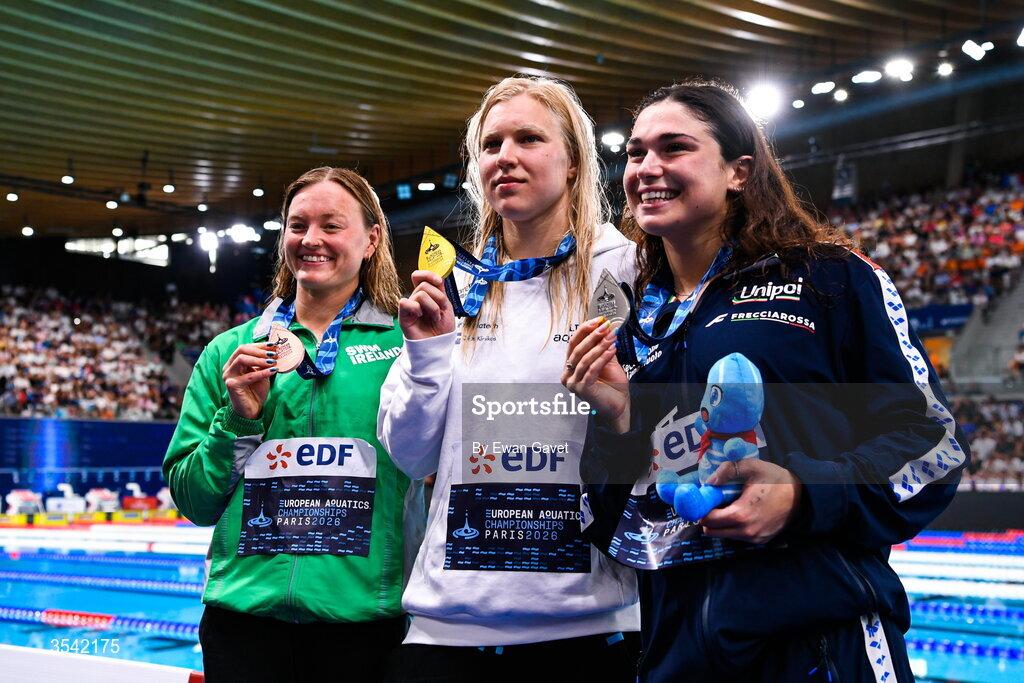 16 August 2026; From left, Mona McSharry of Ireland poses after winning bronze in the Women’s Final 50m Breaststroke alongside gold medal winner Rita Meilutyte of Lithuania and silver medalist Benedetta Pilato during day six of the 2026 European Aquatics Championships in Paris, France. Photo by Ewan Gavet/Sportsfile