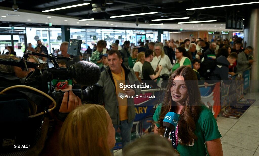 17 August 2026; Women’s heptathlon gold medalist Kate O'Connor is interviewed by Claire McNamara of RTÉ at Dublin Airport on return from the 2026 European Athletics Championships in Birmingham, England. Photo by Piaras Ó Mídheach/Sportsfile