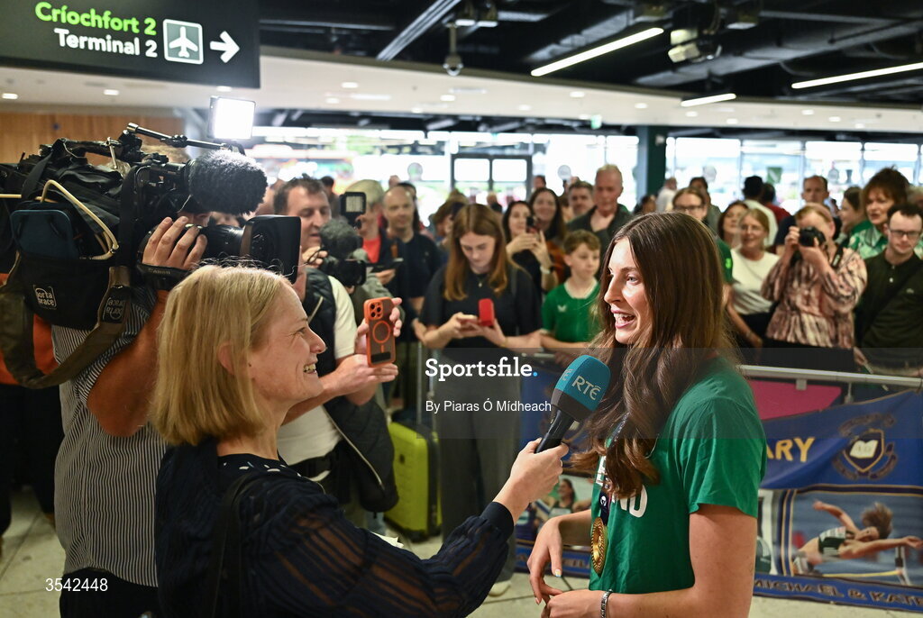 17 August 2026; Women’s heptathlon gold medalist Kate O'Connor is interviewed by Claire McNamara of RTÉ at Dublin Airport on return from the 2026 European Athletics Championships in Birmingham, England. Photo by Piaras Ó Mídheach/Sportsfile