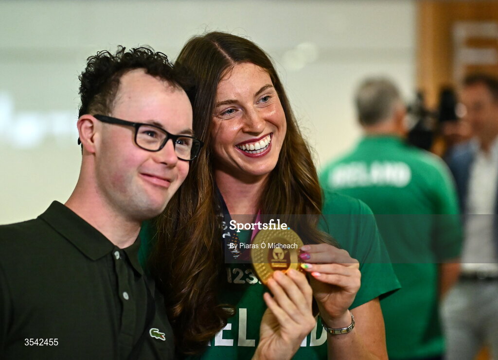 17 August 2026; Women’s heptathlon gold medalist Kate O'Connor with her cousin George Allen at Dublin Airport on return from the 2026 European Athletics Championships in Birmingham, England. Photo by Piaras Ó Mídheach/Sportsfile