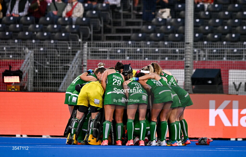 20 August 2026; Ireland players huddle before the FIH Women's Hockey World Cup 2026 Pool C match between Belgium and Ireland at the Belfius Hockey Arena in Wavre, Belgium. Photo by Ben McShane/Sportsfile