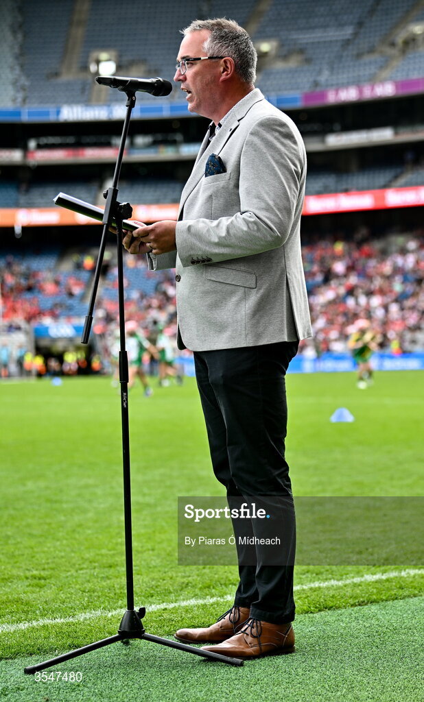 9 August 2026; MC Killian Whelan introduces the 2001 All-Ireland winning Tipperary team during jubilee celebrations at half-time in the Glen Dimplex All-Ireland Senior Camogie Championship final match between Galway and Cork at Croke Park in Dublin. Photo by Piaras Ó Mídheach/Sportsfile