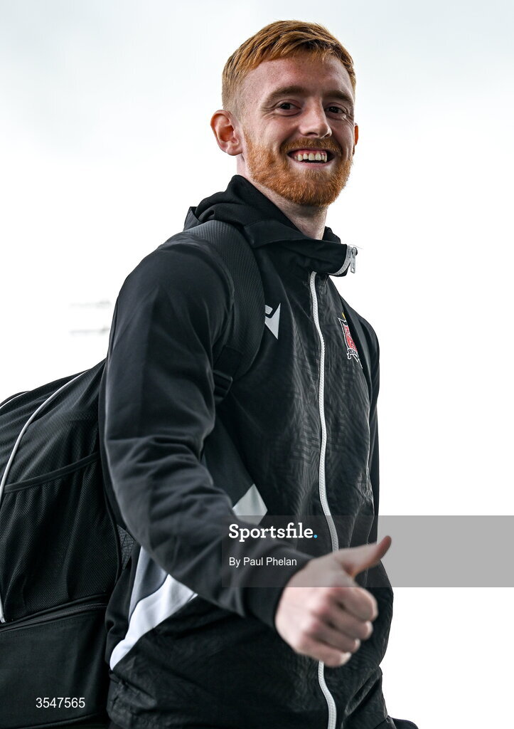 21 August 2026; Dundalk goalkeeper Enda Minogue arrives before the SSE Airtricity Men’s Premier Division match between Dundalk and Galway United at Oriel Park in Dundalk, Louth. Photo by Paul Phelan/Sportsfile