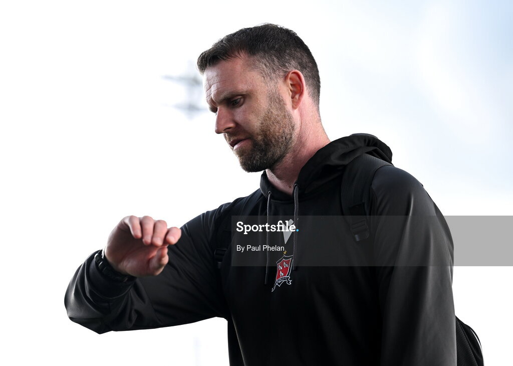 21 August 2026; Dundalk manager Ciaran Kilduff checks the time before the SSE Airtricity Men’s Premier Division match between Dundalk and Galway United at Oriel Park in Dundalk, Louth. Photo by Paul Phelan/Sportsfile