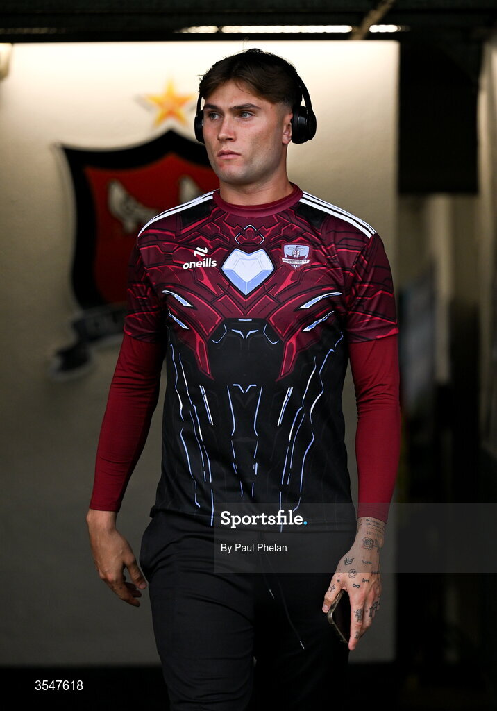 21 August 2026; Galway United goalkeeper Vincent Angelini arrives before the SSE Airtricity Men’s Premier Division match between Dundalk and Galway United at Oriel Park in Dundalk, Louth. Photo by Paul Phelan/Sportsfile