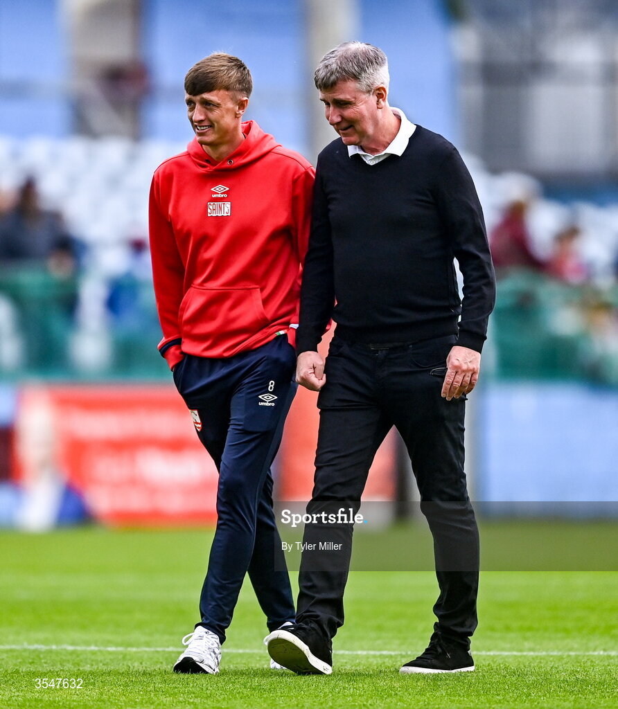 21 August 2026; St Patrick's Athletic manager Stephen Kenny speaks with Chris Forrester before the SSE Airtricity Men’s Premier Division match between Drogheda United and St Patrick's Athletic at Sullivan & Lambe Park in Drogheda, Louth. Photo by Tyler Miller/Sportsfile
