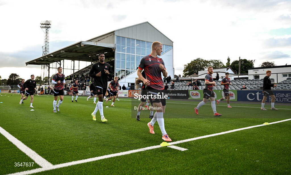 21 August 2026; Tom Grivosti of Dundalk warms up before the SSE Airtricity Men’s Premier Division match between Dundalk and Galway United at Oriel Park in Dundalk, Louth. Photo by Paul Phelan/Sportsfile