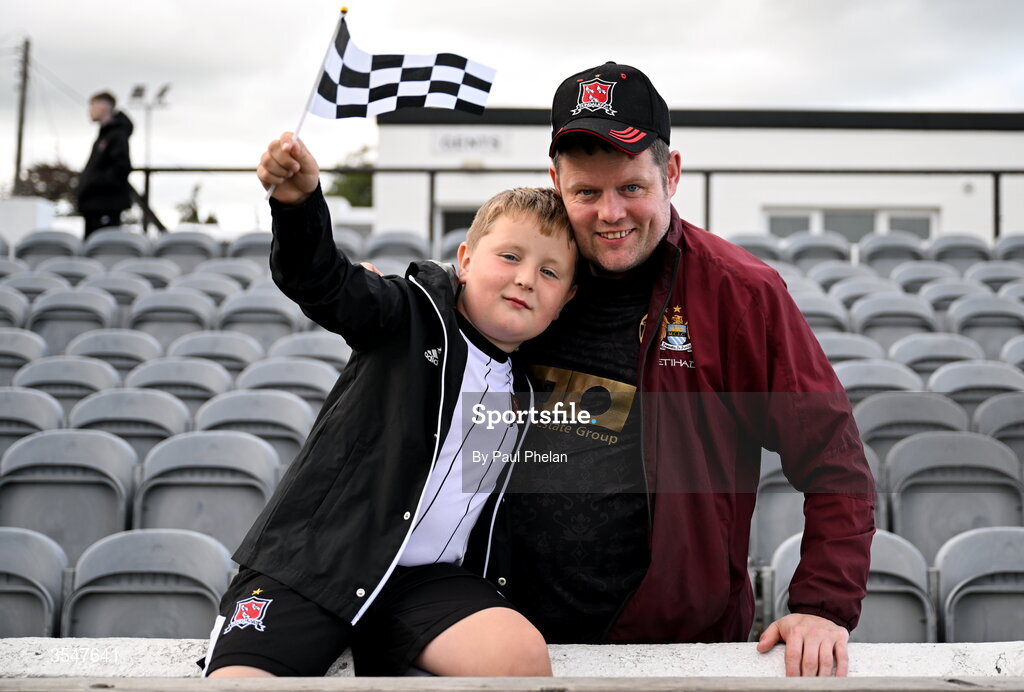 21 August 2026; Dundalk supporters Ethan aged 7, and John Kenwright before the SSE Airtricity Men’s Premier Division match between Dundalk and Galway United at Oriel Park in Dundalk, Louth. Photo by Paul Phelan/Sportsfile