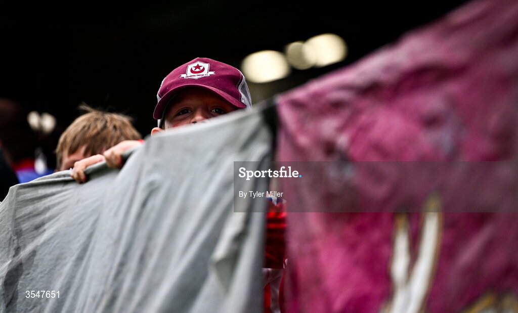 21 August 2026; A young Drogheda United supporter looks over the barrier to watch on the warm-ups before the SSE Airtricity Men’s Premier Division match between Drogheda United and St Patrick's Athletic at Sullivan & Lambe Park in Drogheda, Louth. Photo by Tyler Miller/Sportsfile
