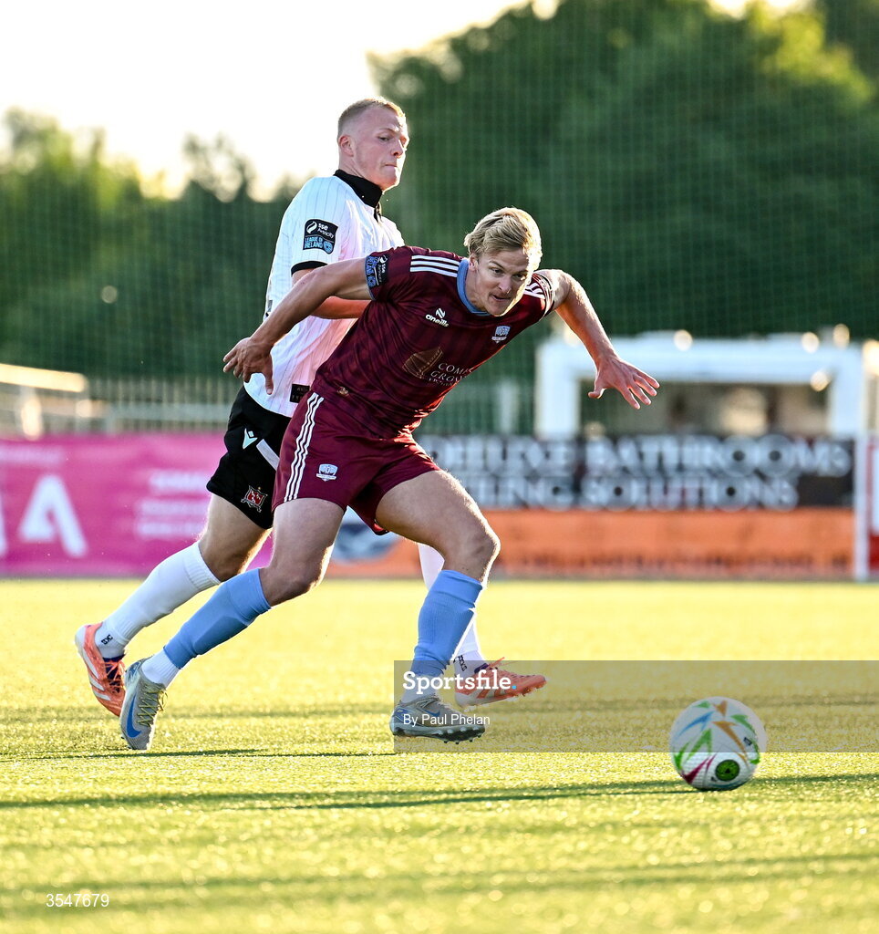 21 August 2026; Kris Twardek of Galway United in action against Tom Grivosti of Dundalk during the SSE Airtricity Men’s Premier Division match between Dundalk and Galway United at Oriel Park in Dundalk, Louth. Photo by Paul Phelan/Sportsfile