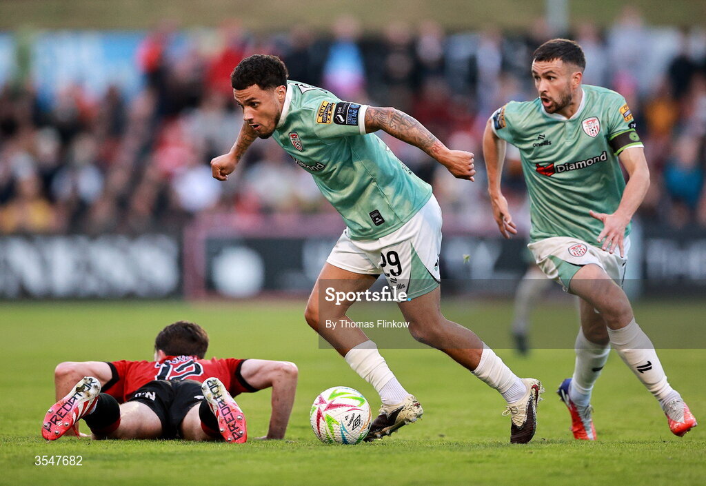 21 August 2026; Tyler Smith of Derry City in action against Patrick Hickey of Bohemians during the SSE Airtricity Men’s Premier Division match between Bohemians and Derry City at Dalymount Park in Dublin. Photo by Thomas Flinkow/Sportsfile