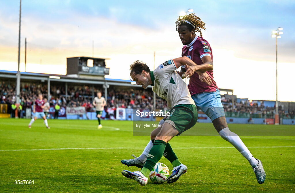 21 August 2026; Anto Breslin of St Patrick's Athletic in action against Jason Bucknor of Drogheda United during the SSE Airtricity Men’s Premier Division match between Drogheda United and St Patrick's Athletic at Sullivan & Lambe Park in Drogheda, Louth. Photo by Tyler Miller/Sportsfile
