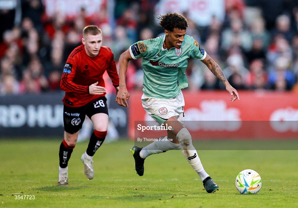 21 August 2026; Brooklyn Lyons-Foster of Derry City in action against Ross Tierney of Bohemians during the SSE Airtricity Men’s Premier Division match between Bohemians and Derry City at Dalymount Park in Dublin. Photo by Thomas Flinkow/Sportsfile