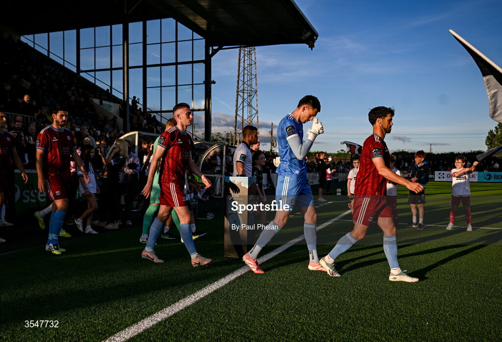 21 August 2026; Galway United captain Jimmy Keohane leads out his team before the SSE Airtricity Men’s Premier Division match between Dundalk and Galway United at Oriel Park in Dundalk, Louth. Photo by Paul Phelan/Sportsfile