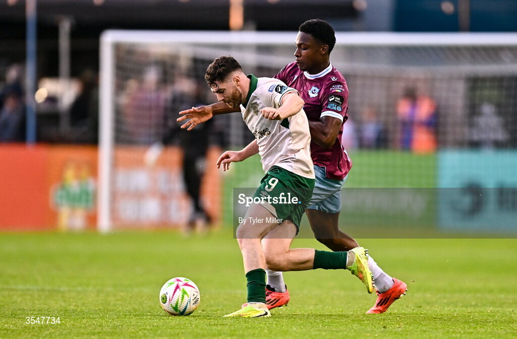 21 August 2026; Aidan Keena of St Patrick's Athletic in action against Edwin Agbaje of Drogheda United during the SSE Airtricity Men’s Premier Division match between Drogheda United and St Patrick's Athletic at Sullivan & Lambe Park in Drogheda, Louth. Photo by Tyler Miller/Sportsfile