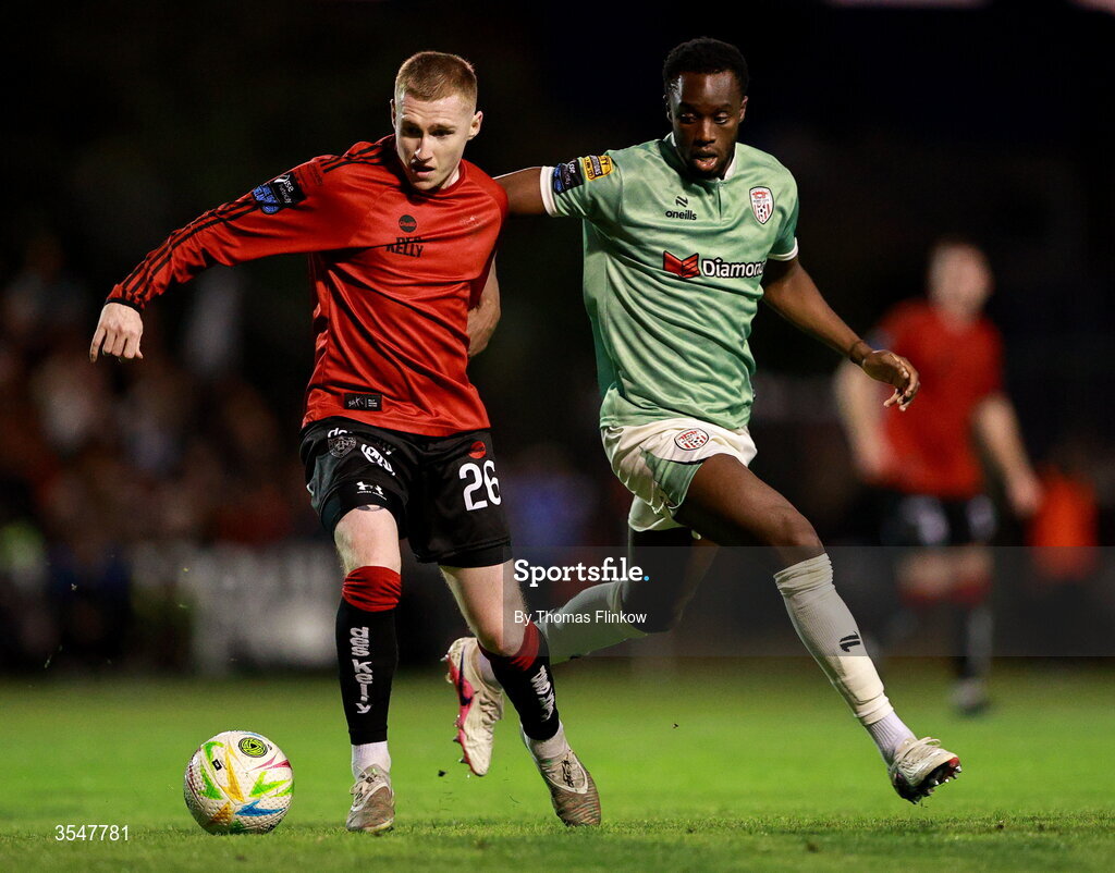 21 August 2026; Ross Tierney of Bohemians in action against James Olayinka of Derry City during the SSE Airtricity Men’s Premier Division match between Bohemians and Derry City at Dalymount Park in Dublin. Photo by Thomas Flinkow/Sportsfile