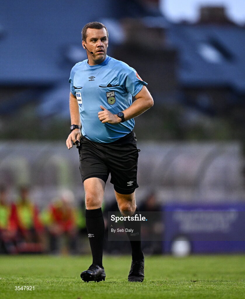 21 August 2026; Referee Robert Harvey during the SSE Airtricity Men’s Premier Division match between Bohemians and Derry City at Dalymount Park in Dublin. Photo by Seb Daly/Sportsfile