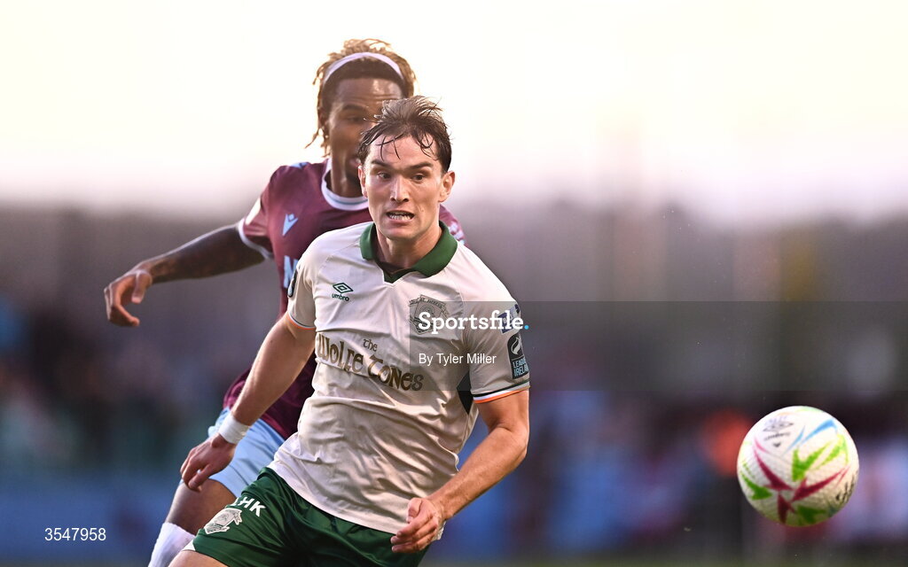 21 August 2026; Anto Breslin of St Patrick's Athletic in action against Jason Bucknor of Drogheda United during the SSE Airtricity Men’s Premier Division match between Drogheda United and St Patrick's Athletic at Sullivan & Lambe Park in Drogheda, Louth. Photo by Tyler Miller/Sportsfile