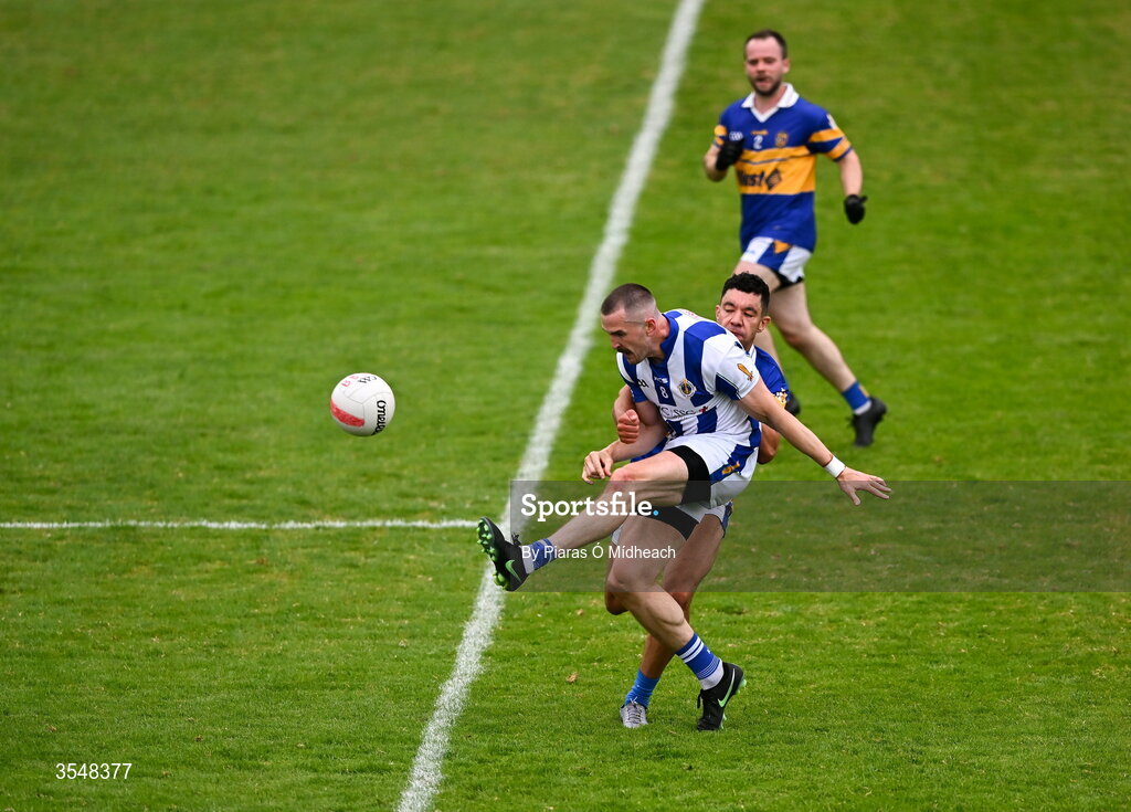 22 August 2026; Céin D'Arcy of Ballyboden St Enda's shoots under pressure from Kevin Stephenson of Castleknock during the PTSB Dublin Senior Club Football Championships Round 2 match between Ballyboden St Enda's and Castleknock at Parnell Park in Dublin. Photo by Piaras Ó Mídheach/Sportsfile