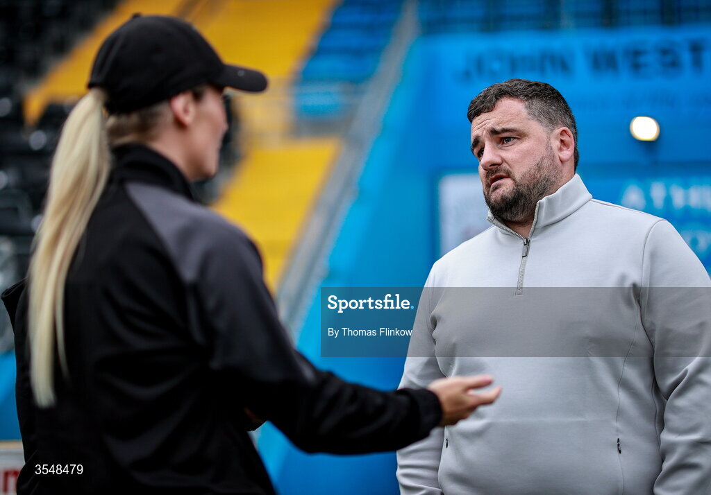 22 August 2026; Galway United manager Phil Trill speaks to Athlone Town head coach Lily Agg before the Club Orange Women’s FAI Cup semi-final match between Athlone Town and Galway United at Athlone Town Stadium in Lissywollen, Athlone. Photo by Thomas Flinkow/Sportsfile