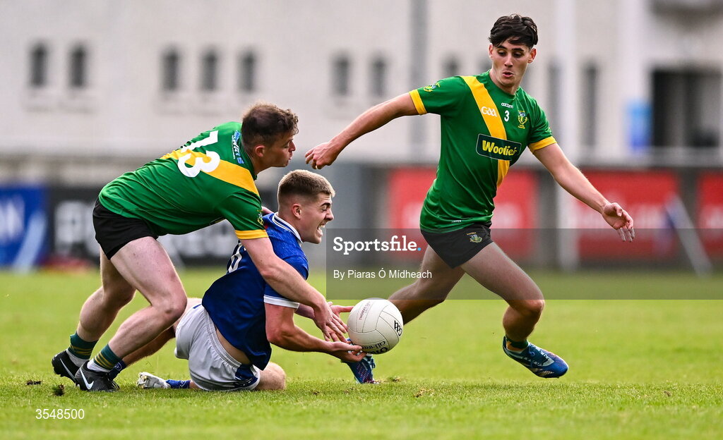 22 August 2026; Greg McEneaney of Skerries Harps in action against Conor Gilfoyle, left, and Josh Lambert of Thomas Davis during the PTSB Dublin Senior Club Football Championships Round 2 match between Skerries Harps and Thomas Davis at Parnell Park in Dublin. Photo by Piaras Ó Mídheach/Sportsfile