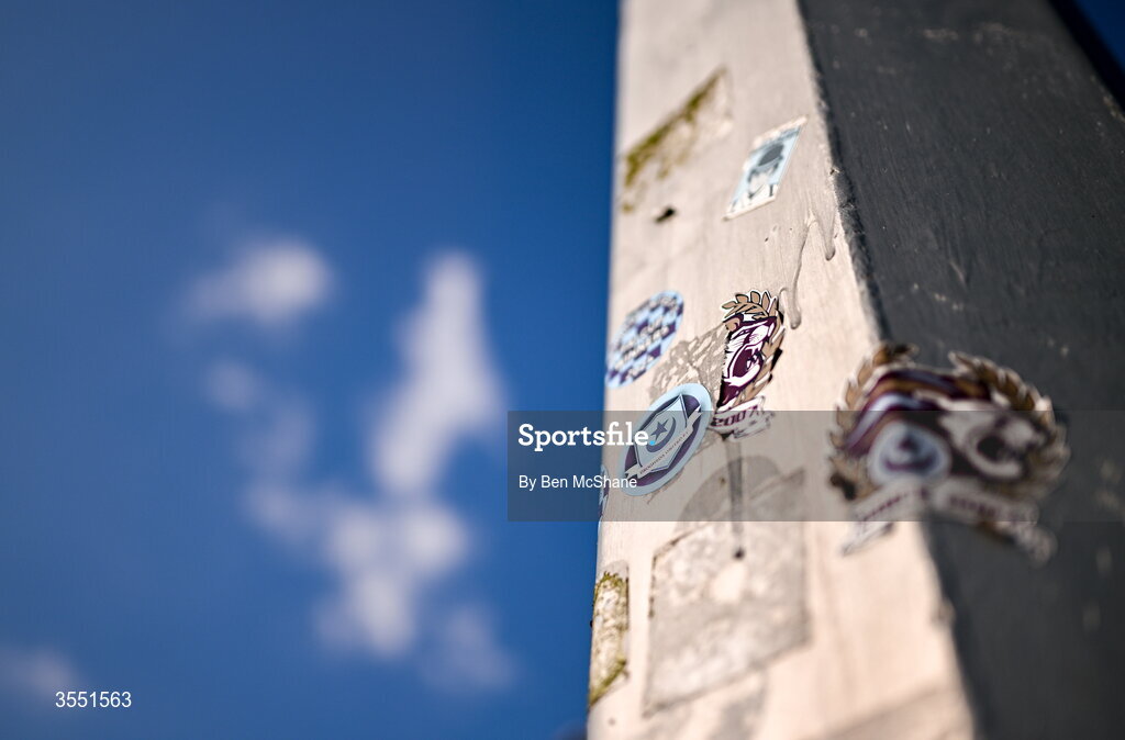 28 August 2026; Drogheda United ultra stickers are seen on a floodlight before the SSE Airtricity Men’s Premier Division match between Drogheda United and Dundalk at Sullivan & Lambe Park in Drogheda, Louth. Photo by Ben McShane/Sportsfile