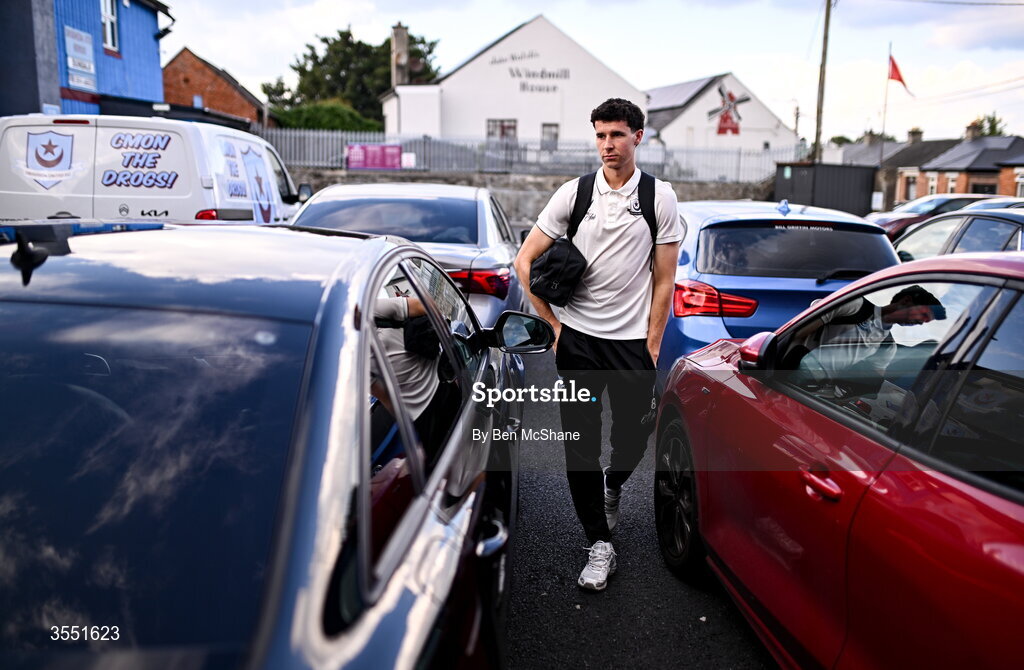 28 August 2026; Ethan O'Brien of Drogheda United arrives before the SSE Airtricity Men’s Premier Division match between Drogheda United and Dundalk at Sullivan & Lambe Park in Drogheda, Louth. Photo by Ben McShane/Sportsfile