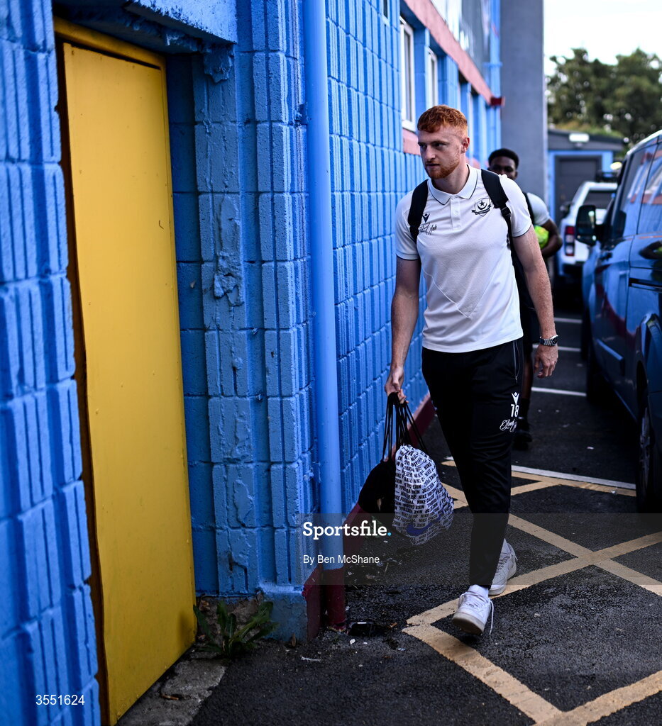 28 August 2026; James Bolger of Drogheda United arrives before the SSE Airtricity Men’s Premier Division match between Drogheda United and Dundalk at Sullivan & Lambe Park in Drogheda, Louth. Photo by Ben McShane/Sportsfile