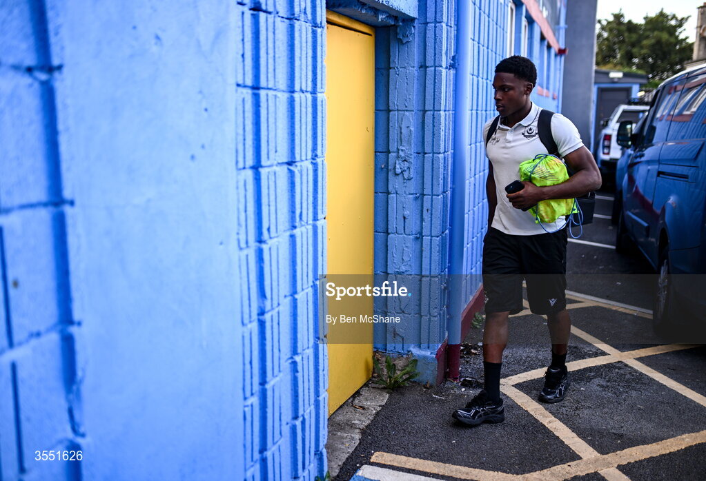28 August 2026; Edwin Agbaje of Drogheda United arrives before the SSE Airtricity Men’s Premier Division match between Drogheda United and Dundalk at Sullivan & Lambe Park in Drogheda, Louth. Photo by Ben McShane/Sportsfile