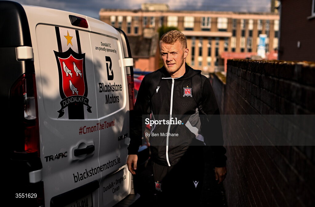 28 August 2026; Tom Grivosti of Dundalk arrives before the SSE Airtricity Men’s Premier Division match between Drogheda United and Dundalk at Sullivan & Lambe Park in Drogheda, Louth. Photo by Ben McShane/Sportsfile