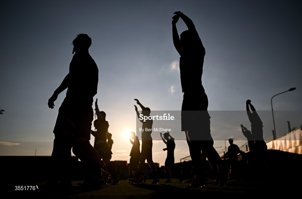 28 August 2026; Dundalk players warm-up before the SSE Airtricity Men’s Premier Division match between Drogheda United and Dundalk at Sullivan & Lambe Park in Drogheda, Louth. Photo by Ben McShane/Sportsfile