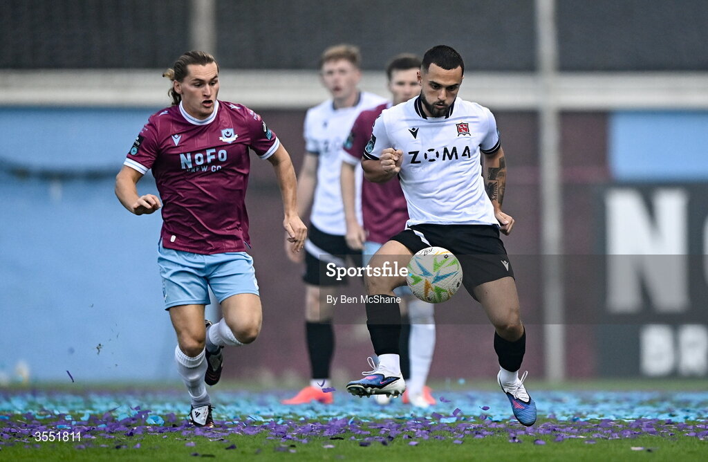 28 August 2026; Leo Gaxha of Dundalk in action against Alfie Bates of Drogheda United during the SSE Airtricity Men’s Premier Division match between Drogheda United and Dundalk at Sullivan & Lambe Park in Drogheda, Louth. Photo by Ben McShane/Sportsfile