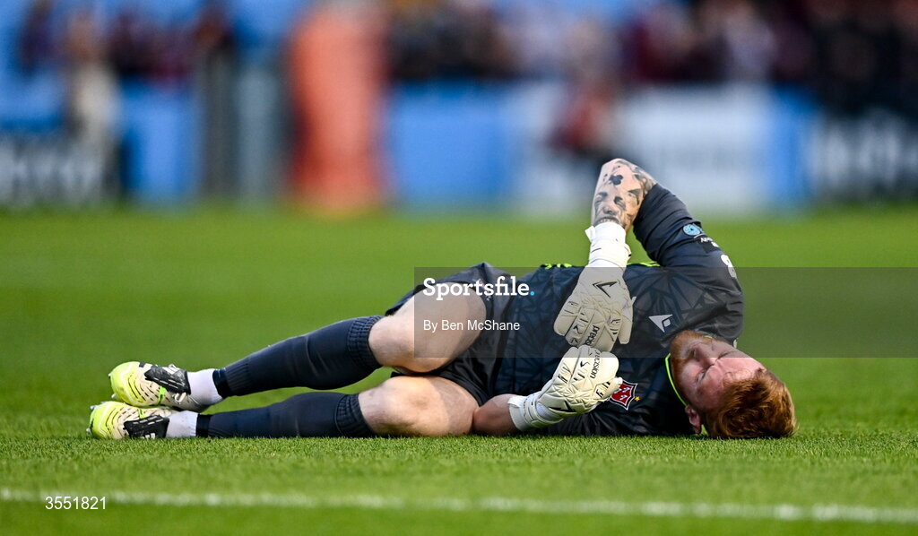 28 August 2026; Dundalk goalkeeper Enda Minogue reacts after sustaining an injury during the SSE Airtricity Men’s Premier Division match between Drogheda United and Dundalk at Sullivan & Lambe Park in Drogheda, Louth. Photo by Ben McShane/Sportsfile