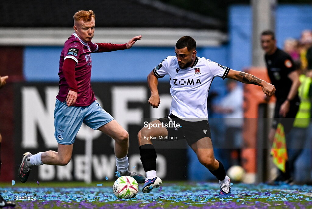28 August 2026; Leo Gaxha of Dundalk in action against Shane Farrell of Drogheda United during the SSE Airtricity Men’s Premier Division match between Drogheda United and Dundalk at Sullivan & Lambe Park in Drogheda, Louth. Photo by Ben McShane/Sportsfile