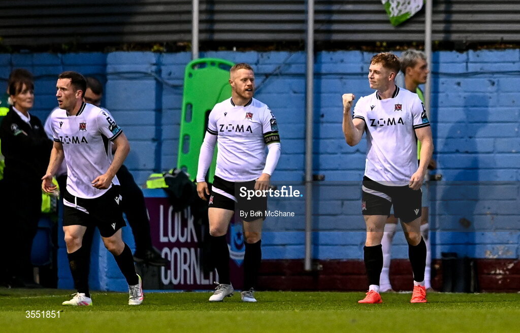 28 August 2026; Cian Dillon of Dundalk, right, celebrates with teammate Daryl Horgan, centre, after scoring their side's first goal during the SSE Airtricity Men’s Premier Division match between Drogheda United and Dundalk at Sullivan & Lambe Park in Drogheda, Louth. Photo by Ben McShane/Sportsfile