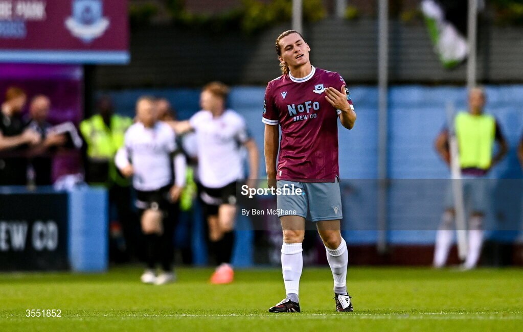 28 August 2026; Alfie Bates of Drogheda United encourange his teammates after his side conceded a first goal during the SSE Airtricity Men’s Premier Division match between Drogheda United and Dundalk at Sullivan & Lambe Park in Drogheda, Louth. Photo by Ben McShane/Sportsfile