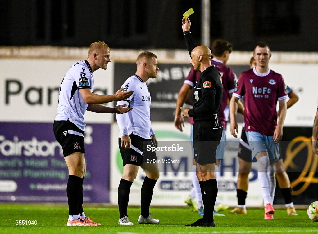 28 August 2026; Tom Grivosti of Dundalk remonstrates with referee Neil Doyle as he is issued a yellow card during the SSE Airtricity Men’s Premier Division match between Drogheda United and Dundalk at Sullivan & Lambe Park in Drogheda, Louth. Photo by Ben McShane/Sportsfile