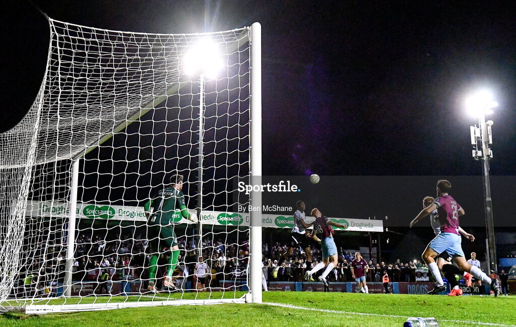 28 August 2026; Mayowa Animasahun of Dundalk in action against James Bolger of Drogheda United during the SSE Airtricity Men’s Premier Division match between Drogheda United and Dundalk at Sullivan & Lambe Park in Drogheda, Louth. Photo by Ben McShane/Sportsfile