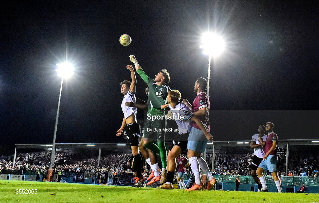 28 August 2026; Drogheda United goalkeeper Luke Dennison in action against Egor Vassenin of Dundalk during the SSE Airtricity Men’s Premier Division match between Drogheda United and Dundalk at Sullivan & Lambe Park in Drogheda, Louth. Photo by Ben McShane/Sportsfile