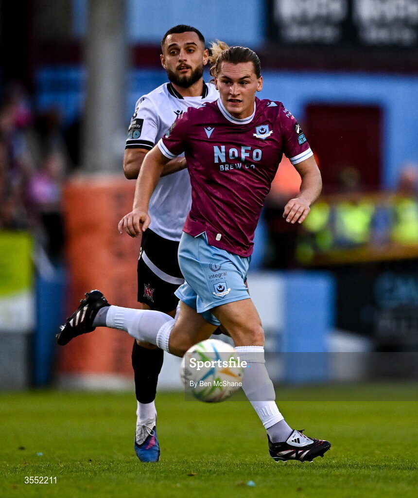 28 August 2026; Alfie Bates of Drogheda United and Leo Gaxha of Dundalk during the SSE Airtricity Men’s Premier Division match between Drogheda United and Dundalk at Sullivan & Lambe Park in Drogheda, Louth. Photo by Ben McShane/Sportsfile