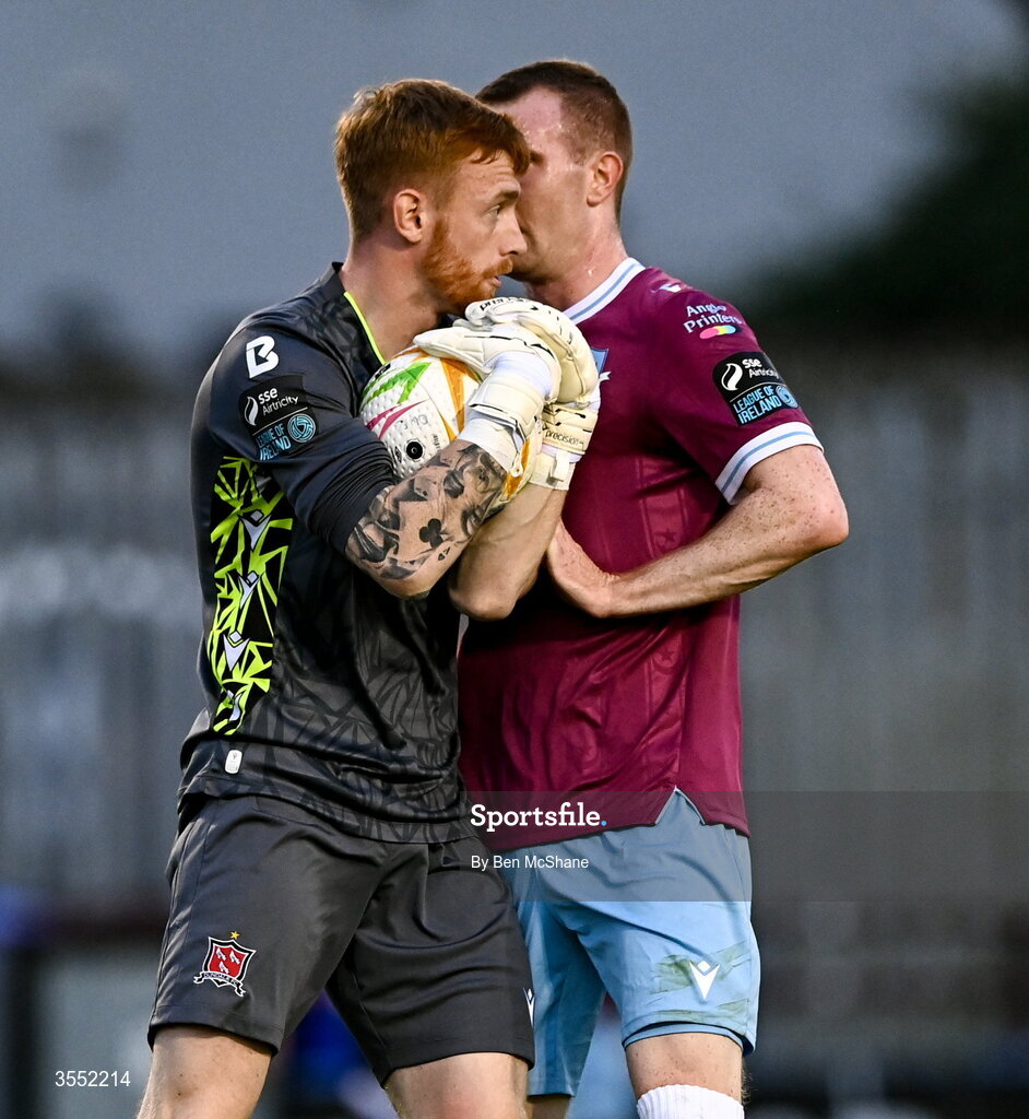 28 August 2026; Dundalk goalkeeper Enda Minogue and Mark Doyle of Drogheda United during the SSE Airtricity Men’s Premier Division match between Drogheda United and Dundalk at Sullivan & Lambe Park in Drogheda, Louth. Photo by Ben McShane/Sportsfile