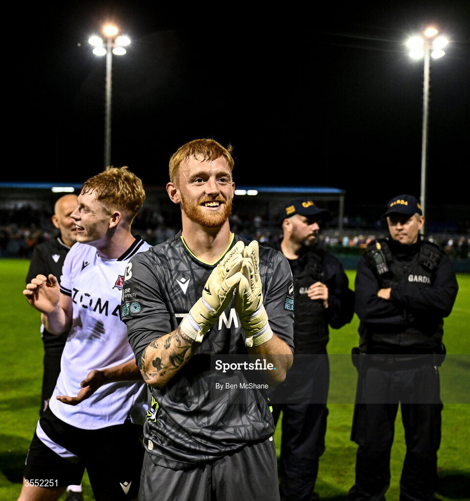 28 August 2026; Dundalk goalkeeper Enda Minogue celebrates after the SSE Airtricity Men’s Premier Division match between Drogheda United and Dundalk at Sullivan & Lambe Park in Drogheda, Louth. Photo by Ben McShane/Sportsfile