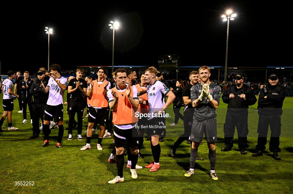 28 August 2026; Dundalk players, including goalkeeper Enda Minogue, right, celebrate after the SSE Airtricity Men’s Premier Division match between Drogheda United and Dundalk at Sullivan & Lambe Park in Drogheda, Louth. Photo by Ben McShane/Sportsfile