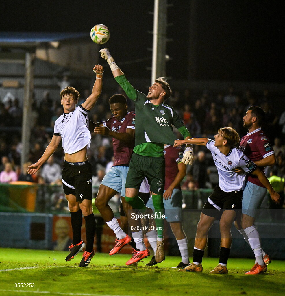 28 August 2026; Drogheda United goalkeeper Luke Dennison clears ahead of Egor Vassenin of Dundalk during the SSE Airtricity Men’s Premier Division match between Drogheda United and Dundalk at Sullivan & Lambe Park in Drogheda, Louth. Photo by Ben McShane/Sportsfile