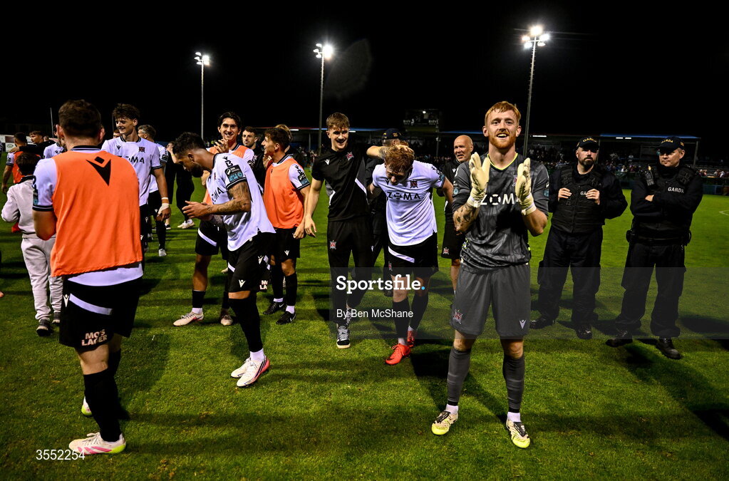 28 August 2026; Dundalk players, including goalkeeper Enda Minogue, right, celebrate after the SSE Airtricity Men’s Premier Division match between Drogheda United and Dundalk at Sullivan & Lambe Park in Drogheda, Louth. Photo by Ben McShane/Sportsfile