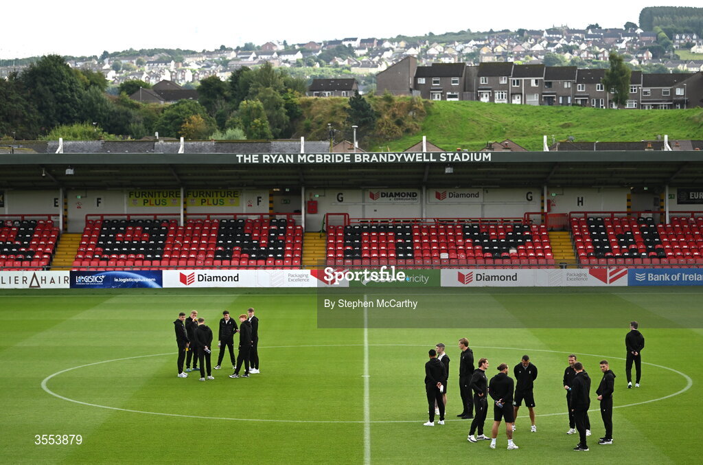30 August 2026; Shamrock Rovers players inspect the pitch before the SSE Airtricity Men’s Premier Division match between Derry City and Shamrock Rovers at The Ryan McBride Brandywell Stadium in Derry. Photo by Stephen McCarthy/Sportsfile