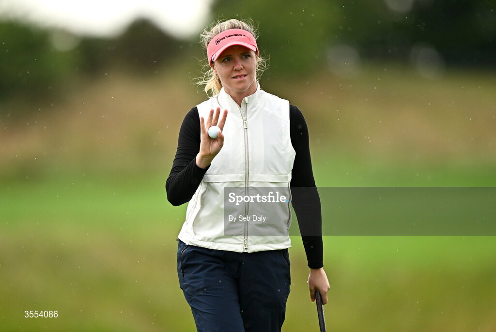 30 August 2026; Noora Komulainen of Finland acknoledges the gallery after putting on the 18th green during day four of the 2026 KPMG Women’s Irish Open Golf Championship at The K Club in Straffan, Kildare. Photo by Seb Daly/Sportsfile
