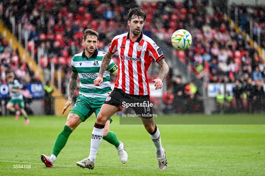 30 August 2026; Ellis Chapman of Derry City in action against Lee Grace of Shamrock Rovers during the SSE Airtricity Men’s Premier Division match between Derry City and Shamrock Rovers at The Ryan McBride Brandywell Stadium in Derry. Photo by Stephen McCarthy/Sportsfile