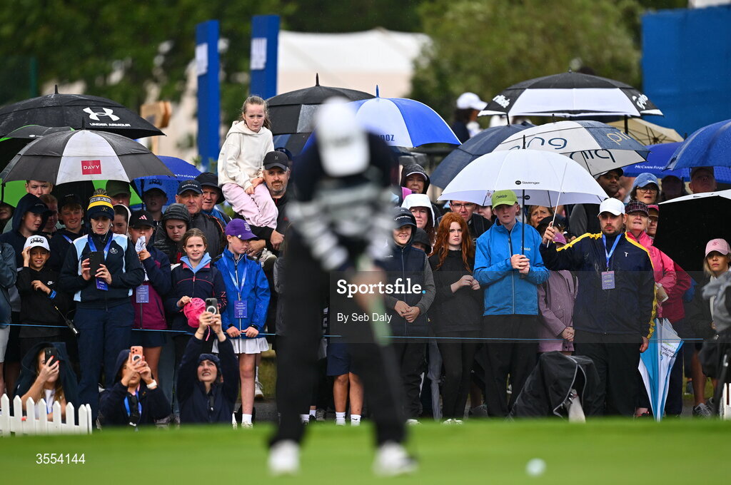 30 August 2026; Spectators look on as Leona Maguire of Ireland putts on the 18th green during day four of the 2026 KPMG Women’s Irish Open Golf Championship at The K Club in Straffan, Kildare. Photo by Seb Daly/Sportsfile